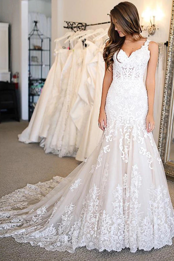 Vestidos de novia largos de sirena con escote corazón y apliques de encaje.