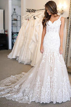 Vestidos de novia largos de sirena con escote corazón y apliques de encaje.