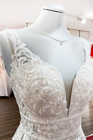 Vestido de novia largo de sirena, de tul, sin mangas, con encaje y espalda descubierta