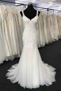 Robe de mariée sirène longue en tulle et dentelle à col en V