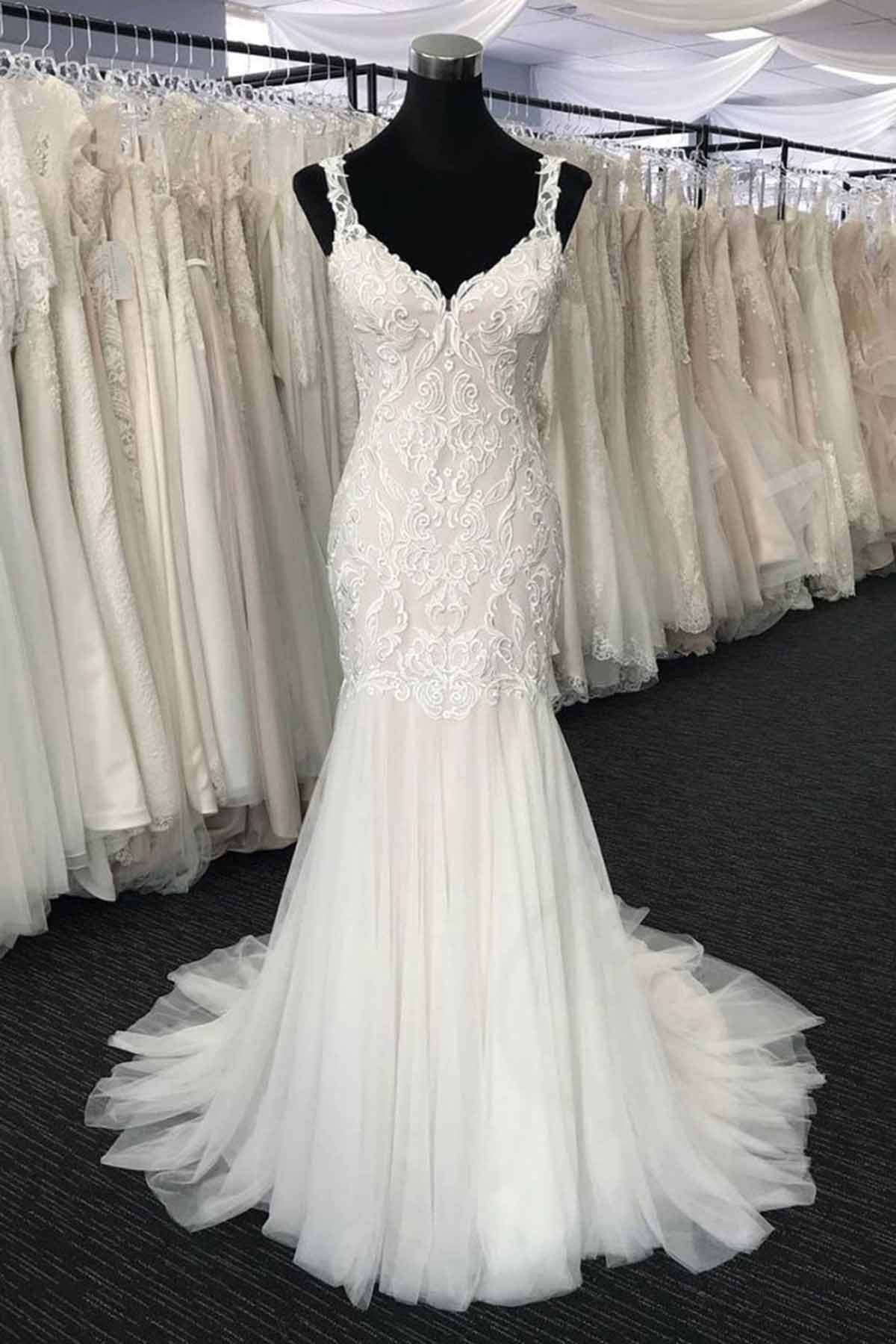 Robe de mariée sirène longue en tulle et dentelle à col en V