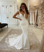 Vestido de novia largo de sirena con escote en V, apliques, encaje y satén, sin espalda.