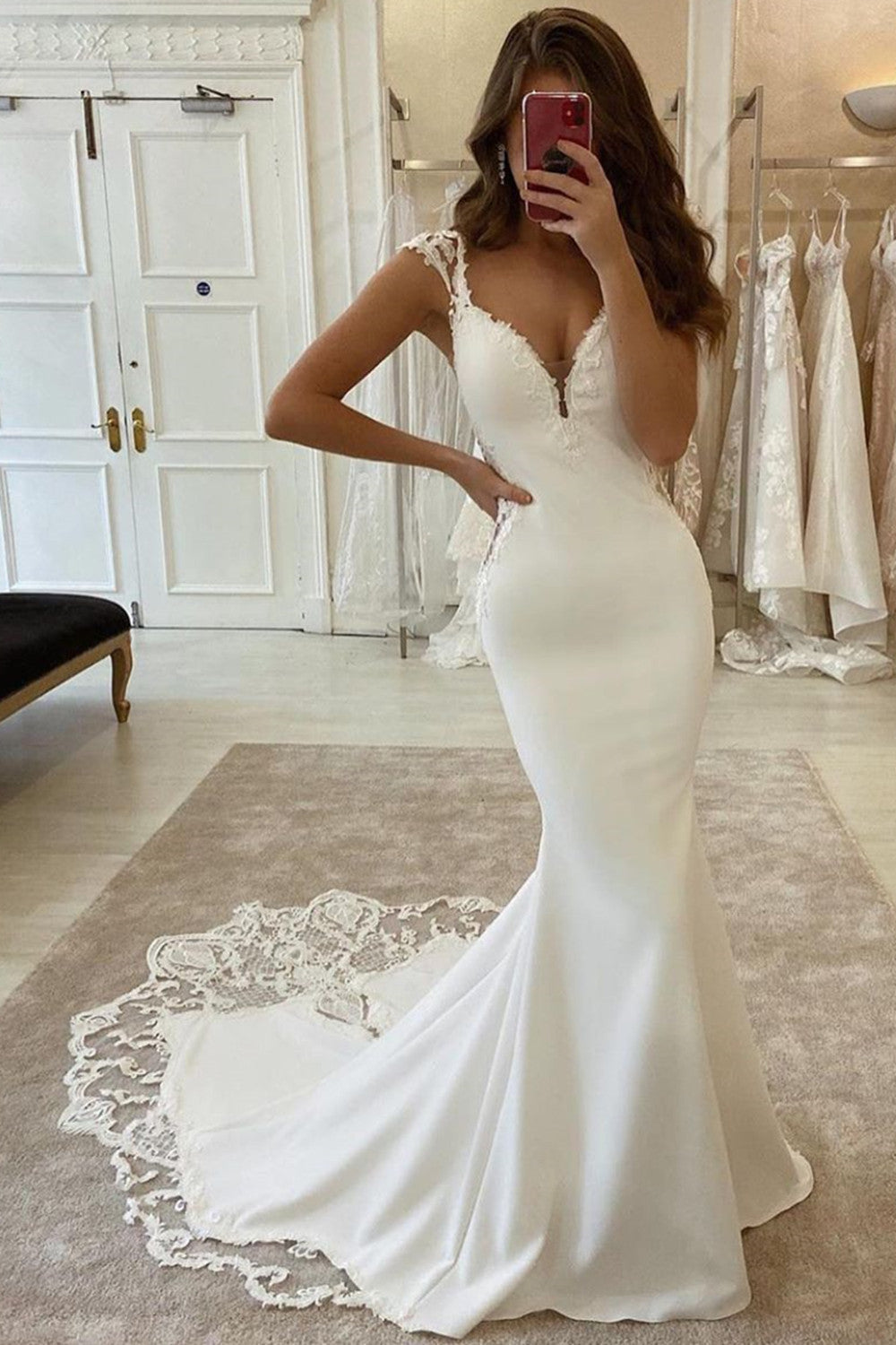 Vestido de novia largo de sirena con escote en V, apliques, encaje y satén, sin espalda.