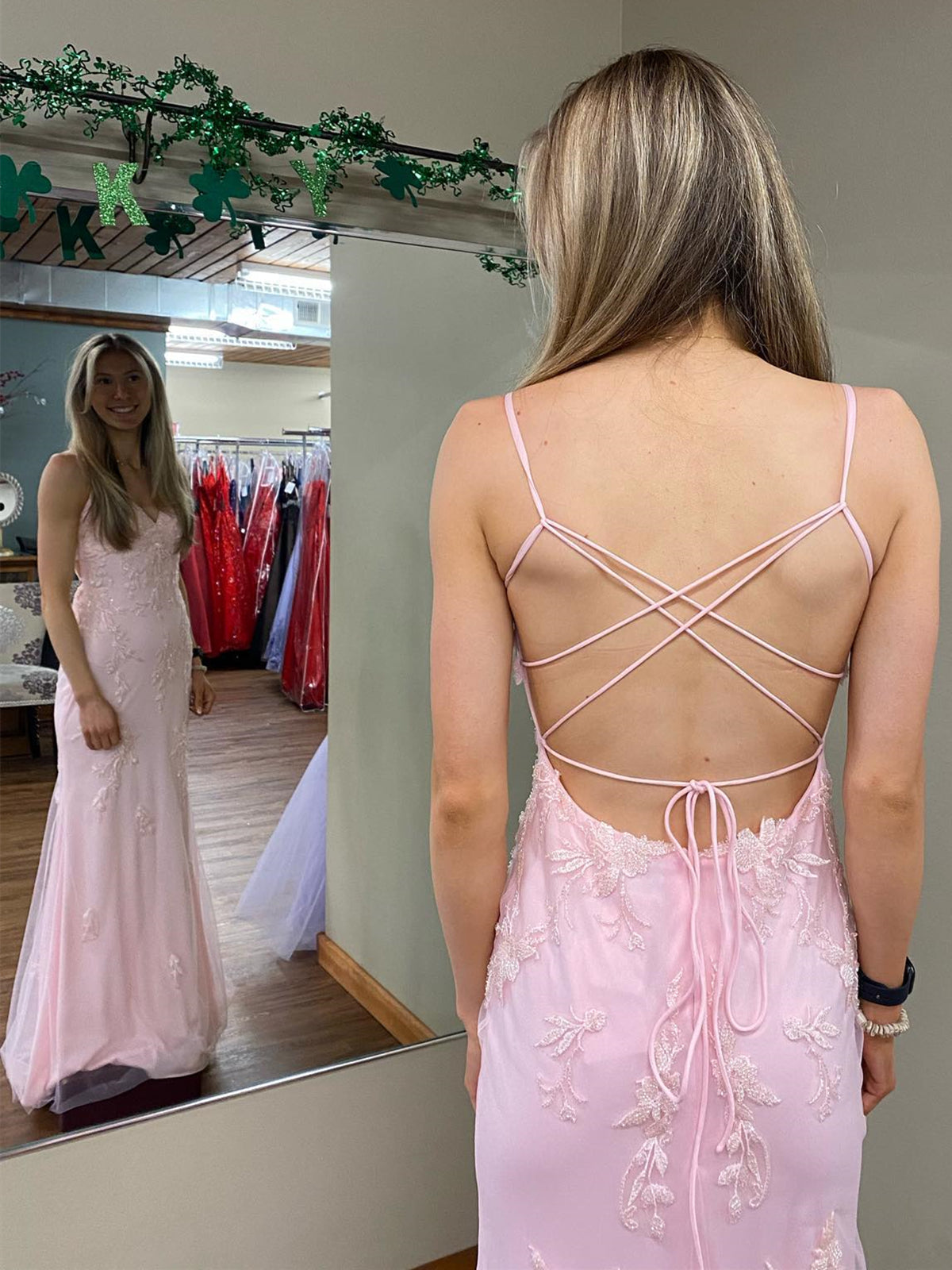 Vestido de fiesta largo de sirena con escote en V, espalda descubierta y encaje, color rosa.