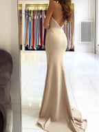 Robe de bal sirène longue en satin, dos nu, col en V et fente.