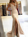 Robe de bal sirène longue en satin, dos nu, col en V et fente.