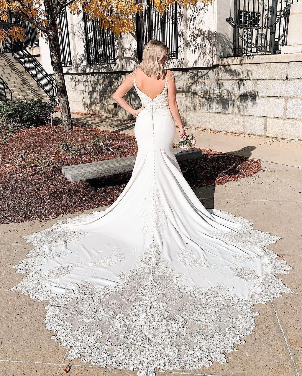 Vestido de novia largo de sirena con escote en V, tirantes finos, apliques de encaje y espalda descubierta