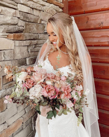 Vestido de novia largo de sirena con escote en V, tirantes finos, apliques de encaje y corte sirena