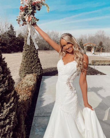 Vestido de novia largo de sirena con escote en V, tirantes finos, apliques de encaje y corte sirena