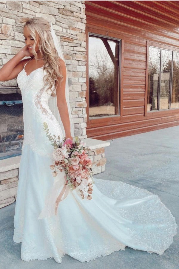 Robe de mariée sirène longue à bretelles spaghetti et décolleté en V ornée d'appliqués de dentelle
