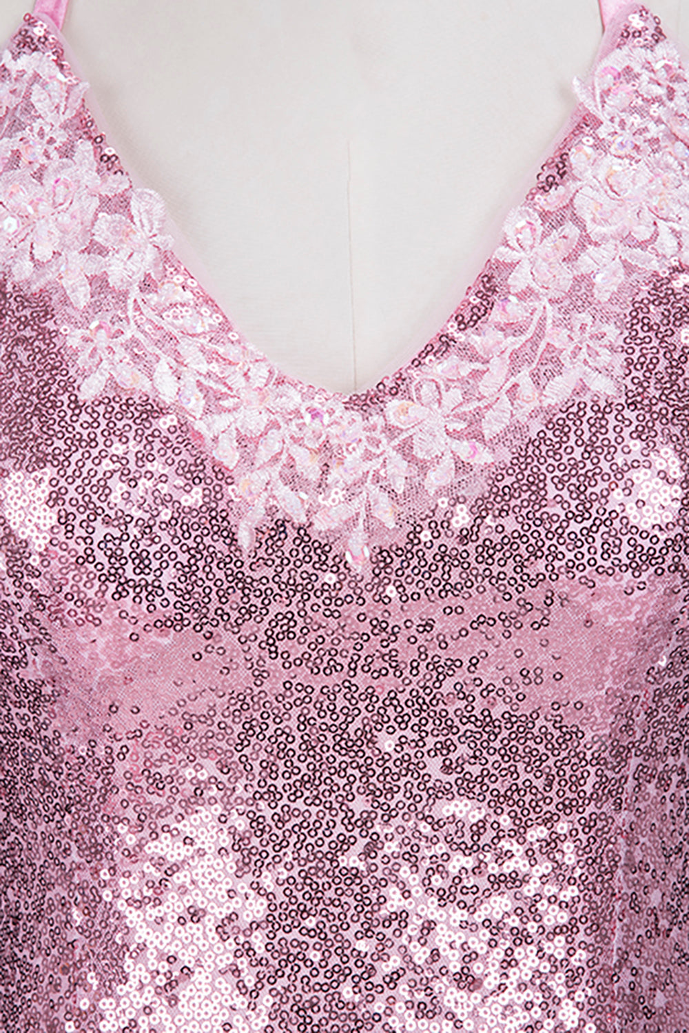 Robe de bal longue sirène rose à sequins, dos nu et décolleté en V, bretelles spaghetti et fines bretelles.