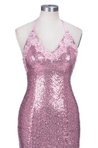 Robe de bal longue sirène rose à sequins, dos nu et décolleté en V, bretelles spaghetti et fines bretelles.