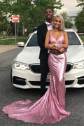Robe de bal longue sirène rose à sequins, dos nu et décolleté en V, bretelles spaghetti et fines bretelles.