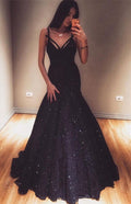 Robe de bal longue sirène à bretelles spaghetti et décolleté en V, ornée de sequins