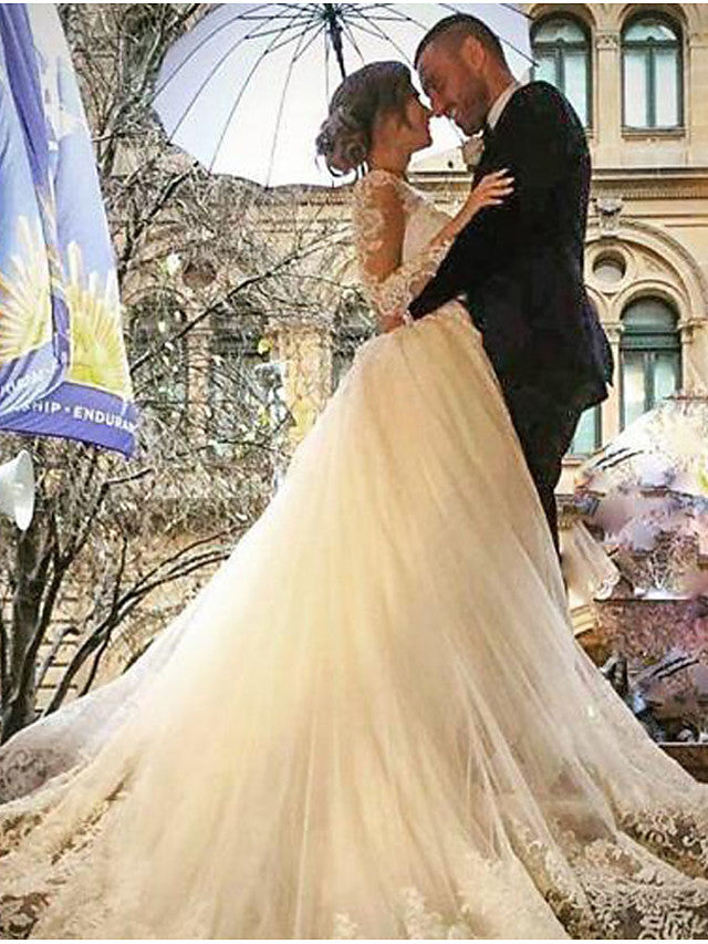 Robe de mariée sirène longue en tulle et dentelle, col en V, traîne balayée et manches