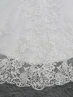 Vestidos de novia largos de sirena con escote en V, tul, encaje y espalda descubierta con mangas cortas.