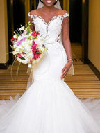 Robe de mariée sirène longue en tulle et dentelle, col V, traîne chapelle et dos nu