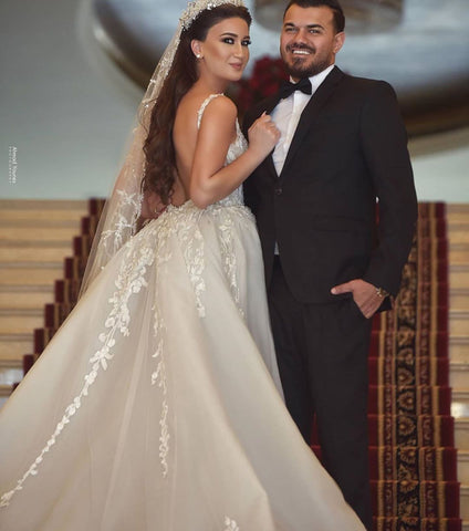 Vestido de novia largo de sirena con escote en V, tul y encaje, con cola desmontable.