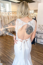 Robe de mariée longue sirène à col en V et dos nu, bretelles larges
