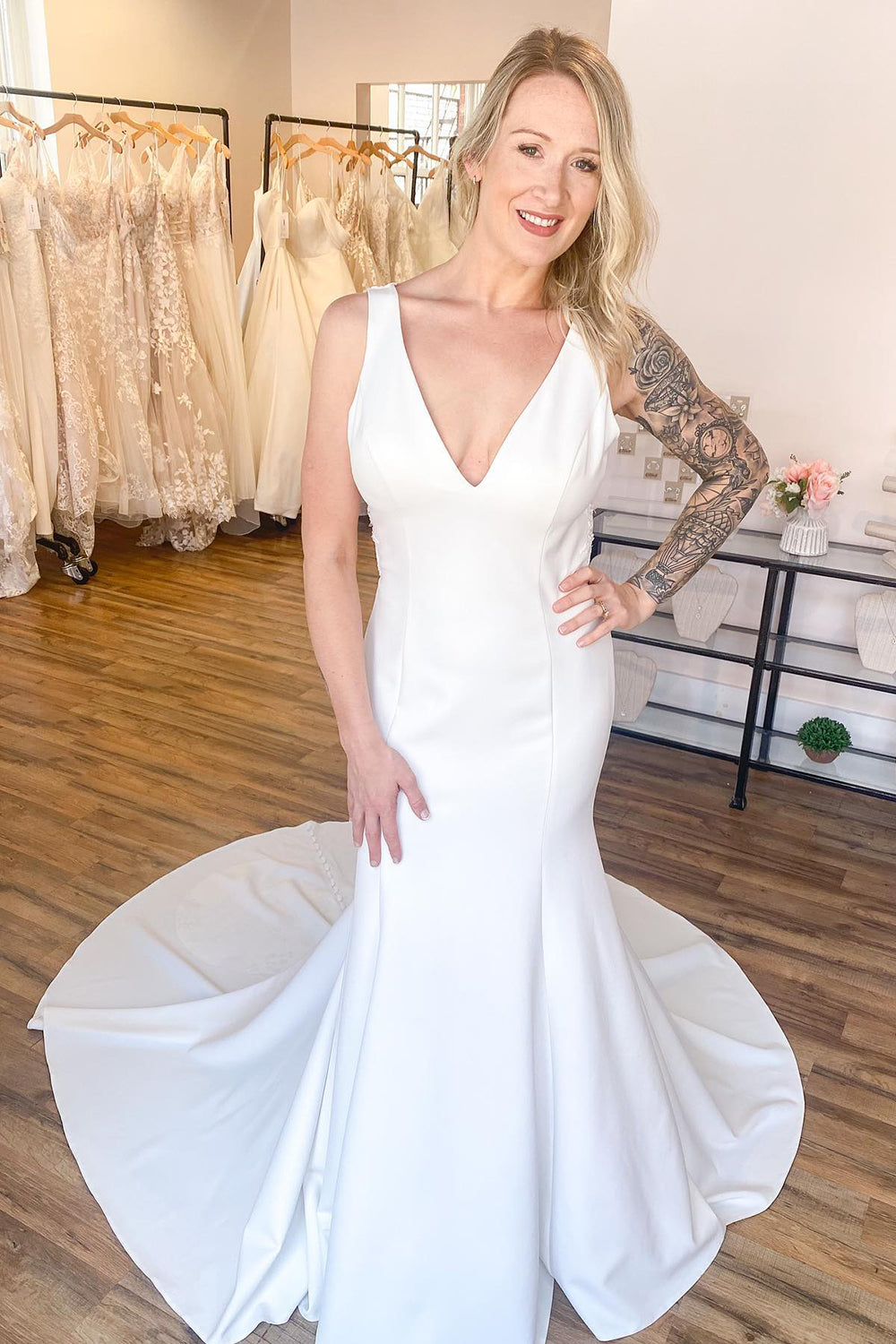 Robe de mariée longue sirène à col en V et dos nu, bretelles larges