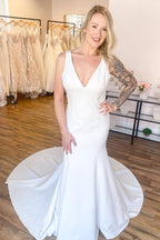 Robe de mariée longue sirène à col en V et dos nu, bretelles larges