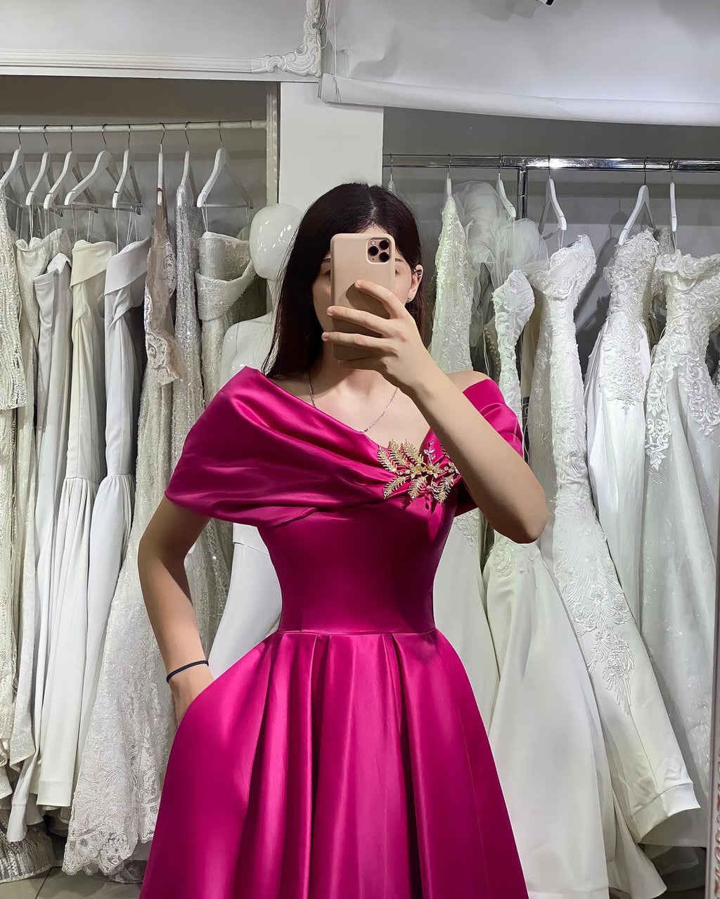 Robe de bal longue en satin, coupe trapèze, épaules dénudées et poches