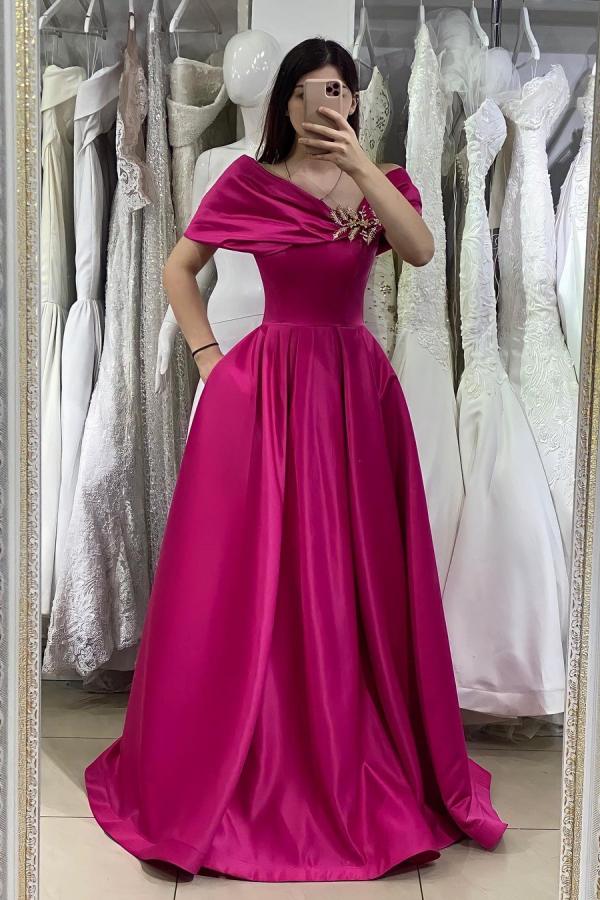 Robe de bal longue en satin, coupe trapèze, épaules dénudées et poches