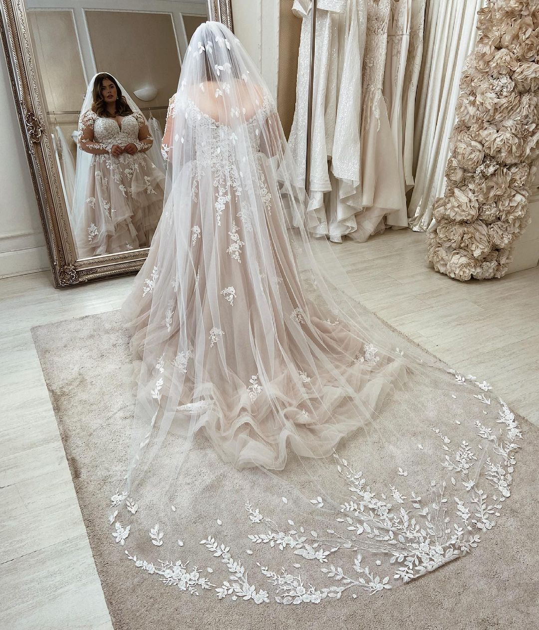 Robes de mariée longues grandes tailles en tulle, coupe trapèze, décolleté cœur et manches en dentelle