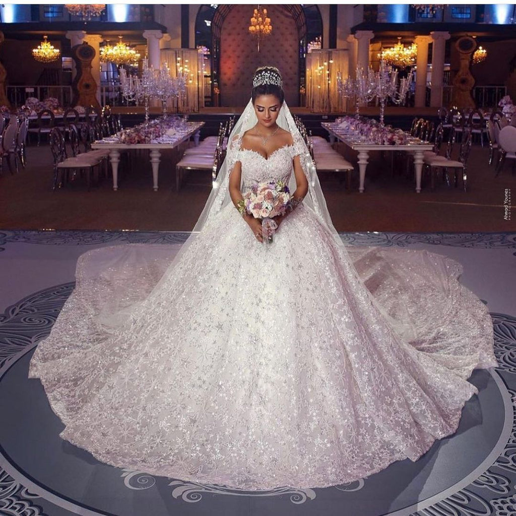 Robe de mariée longue princesse en dentelle à épaules dénudées