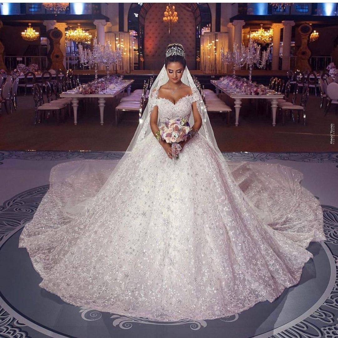 Robe de mariée longue princesse en dentelle à épaules dénudées
