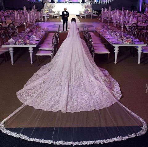 Vestido de novia largo de princesa con encaje y hombros descubiertos