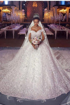 Robe de mariée longue princesse en dentelle à épaules dénudées