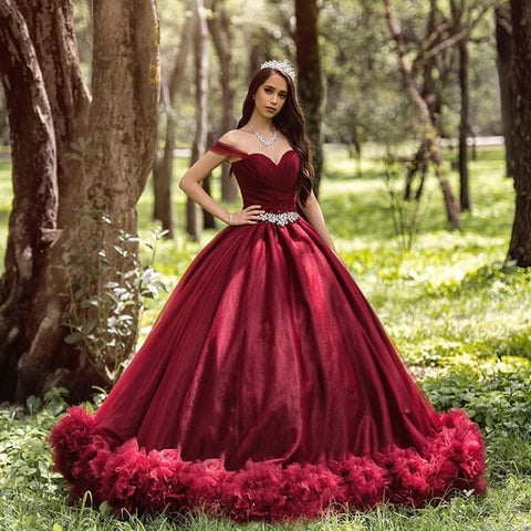 Vestido de novia largo de princesa con tul y hombros descubiertos