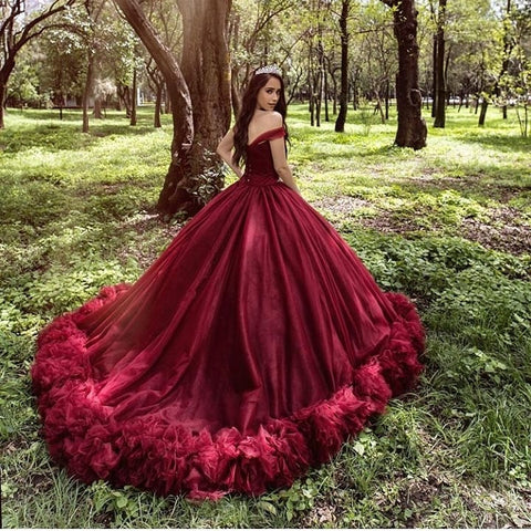 Vestido de novia largo de princesa con tul y hombros descubiertos