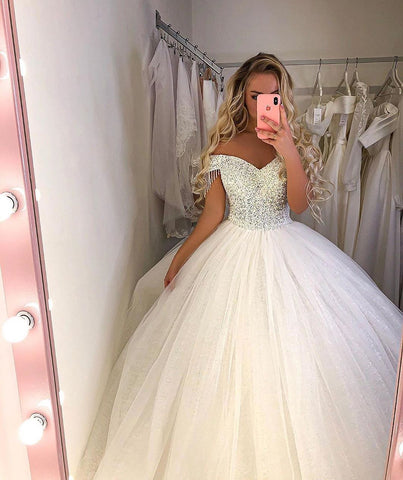 Vestido de novia largo de princesa con tul y hombros descubiertos