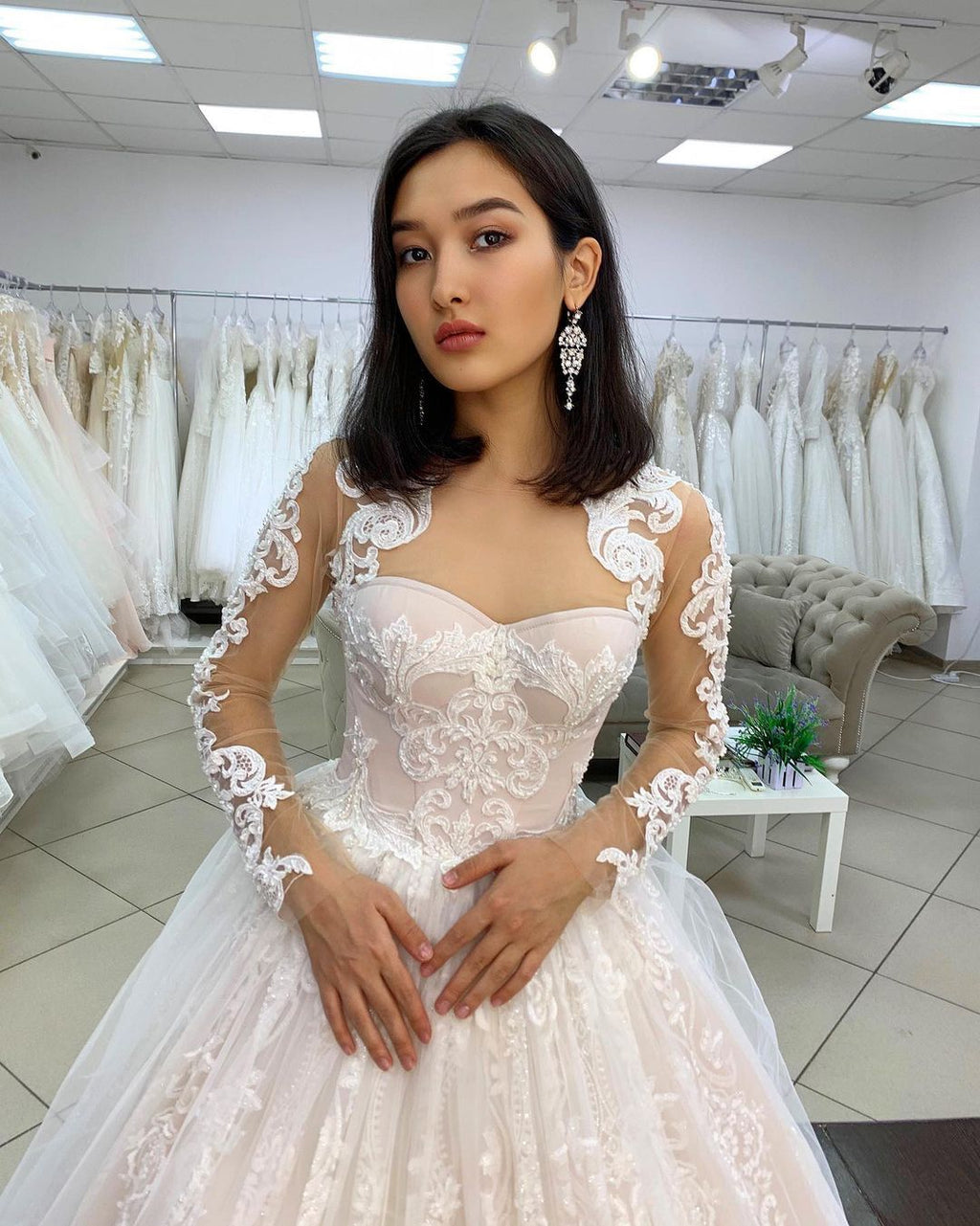 Robe de mariée longue princesse en tulle, dos nu, ornée d'appliques en dentelle et de manches, avec décolleté en cœur