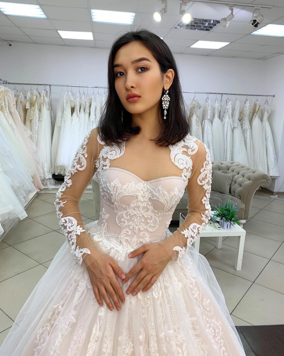 Robe de mariée longue princesse en tulle, dos nu, ornée d'appliques en dentelle et de manches, avec décolleté en cœur