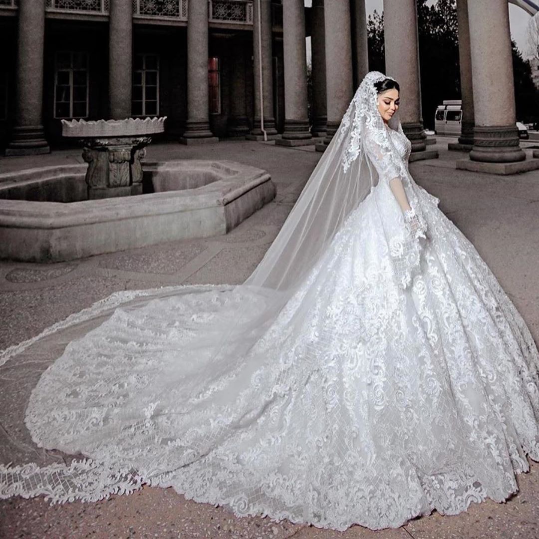 Vestido de novia largo de princesa con mangas, tul, cuentas, apliques de encaje y tul.