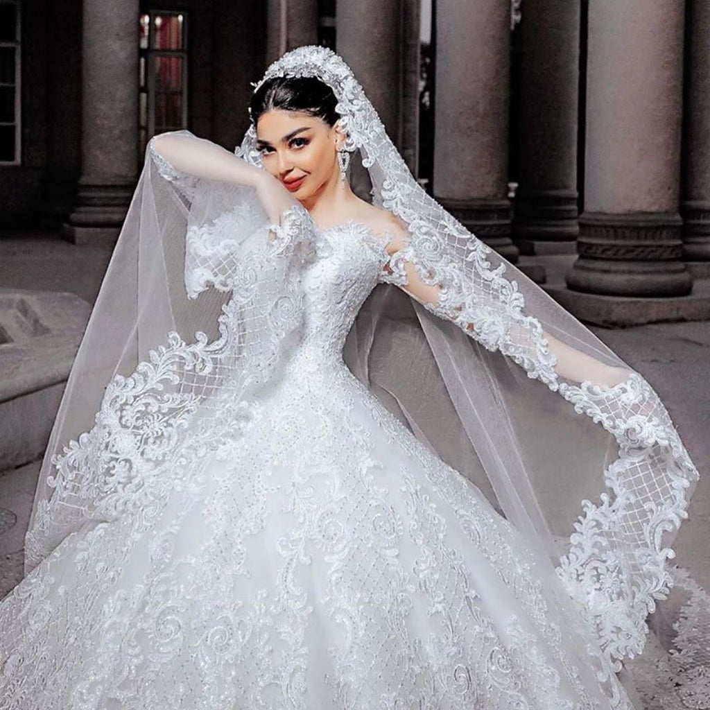 Vestido de novia largo de princesa con mangas, tul, cuentas, apliques de encaje y tul.