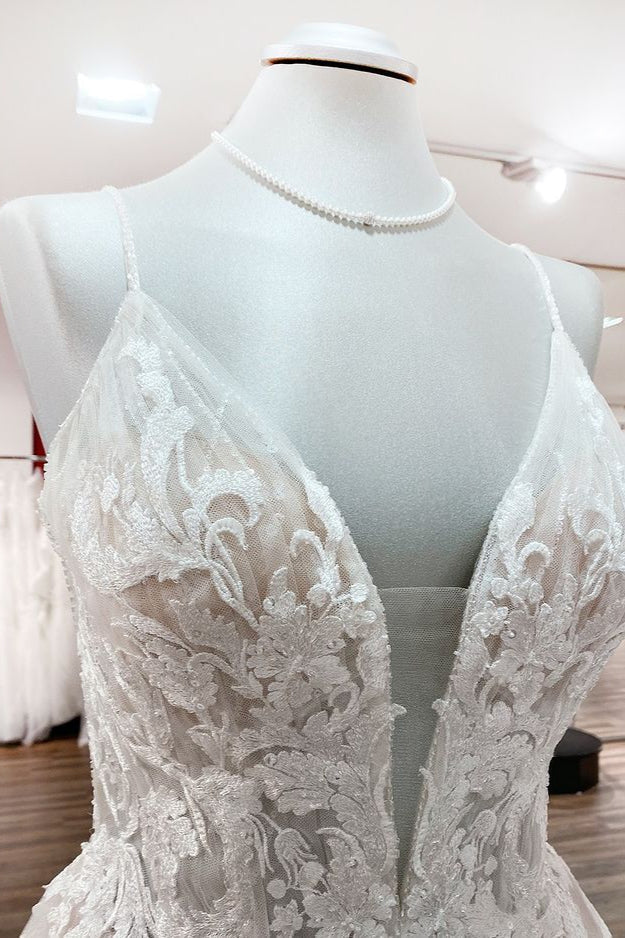 Robe de mariée longue princesse en tulle, col en V, sequins et applications de dentelle