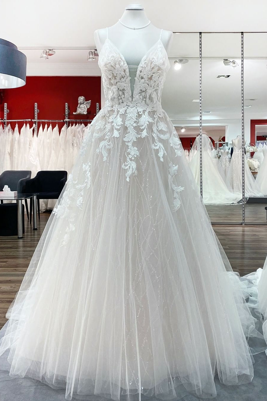 Robe de mariée longue princesse en tulle, col en V, sequins et applications de dentelle