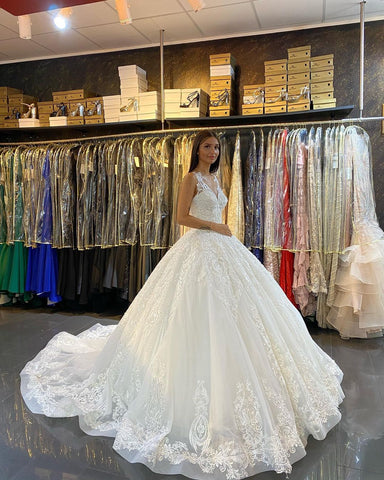 Vestido de novia largo de princesa con escote en V, apliques de encaje y espalda descubierta