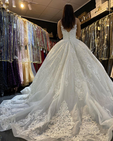 Vestido de novia largo de princesa con escote en V, apliques de encaje y espalda descubierta