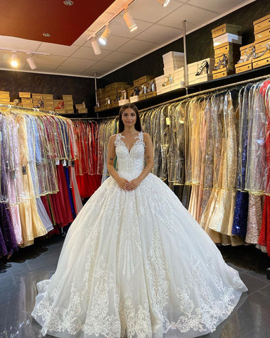 Vestido de novia largo de princesa con escote en V, apliques de encaje y espalda descubierta