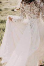 Robe de mariée en mousseline de soie ornée de dentelle et d'appliqués, coupe trapèze, manches longues