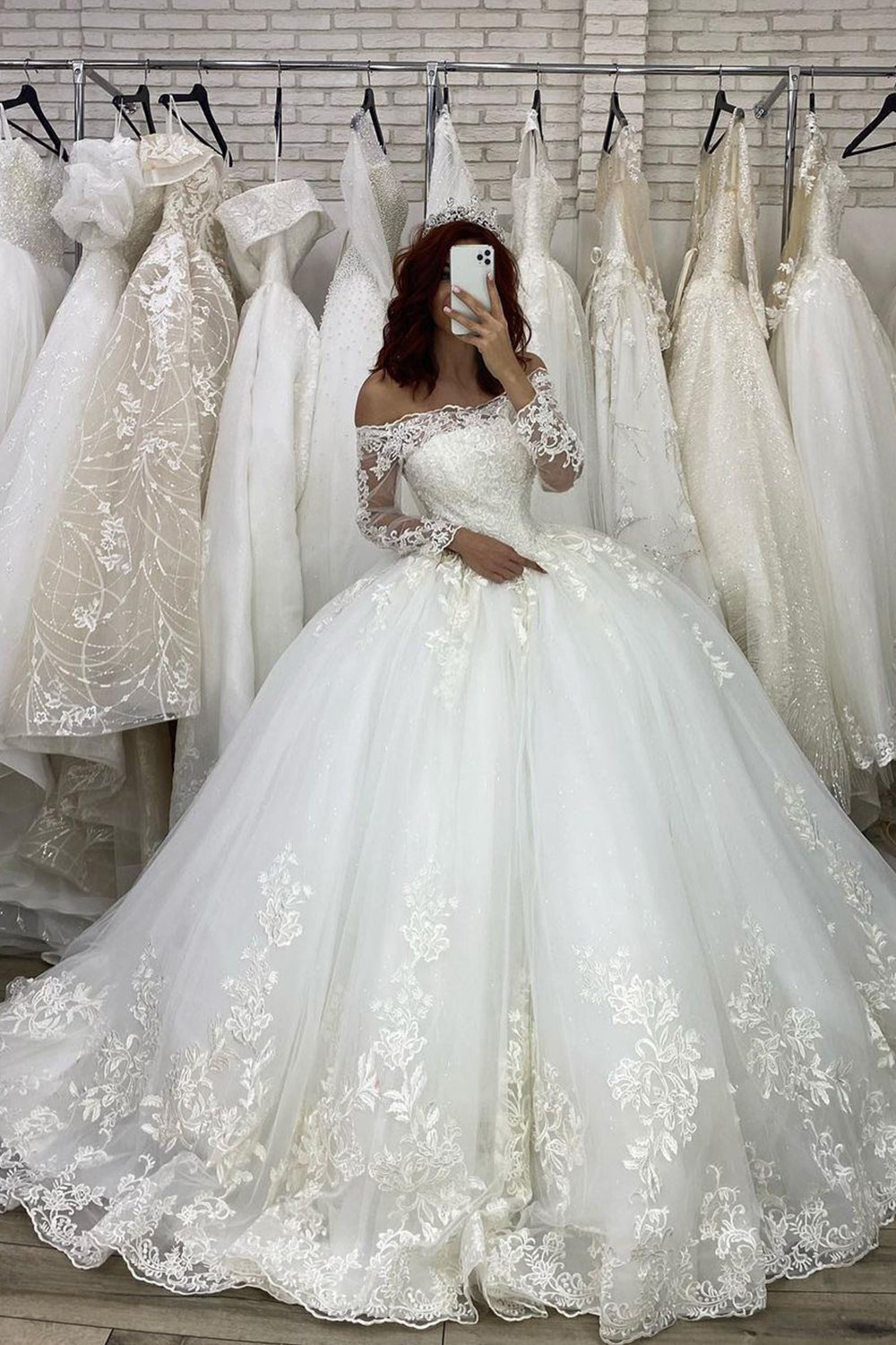 Vestido de novia de manga larga con escote ilusión y hombros descubiertos