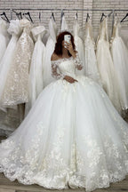 Vestido de novia de manga larga con escote ilusión y hombros descubiertos