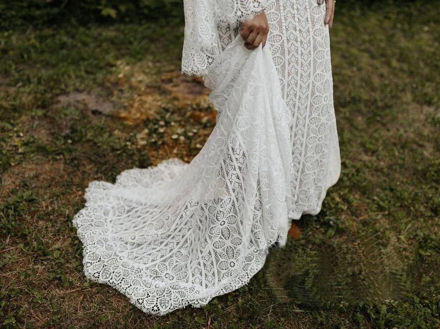 Robe de mariée en dentelle à manches longues et dos lacé, modèle WD547