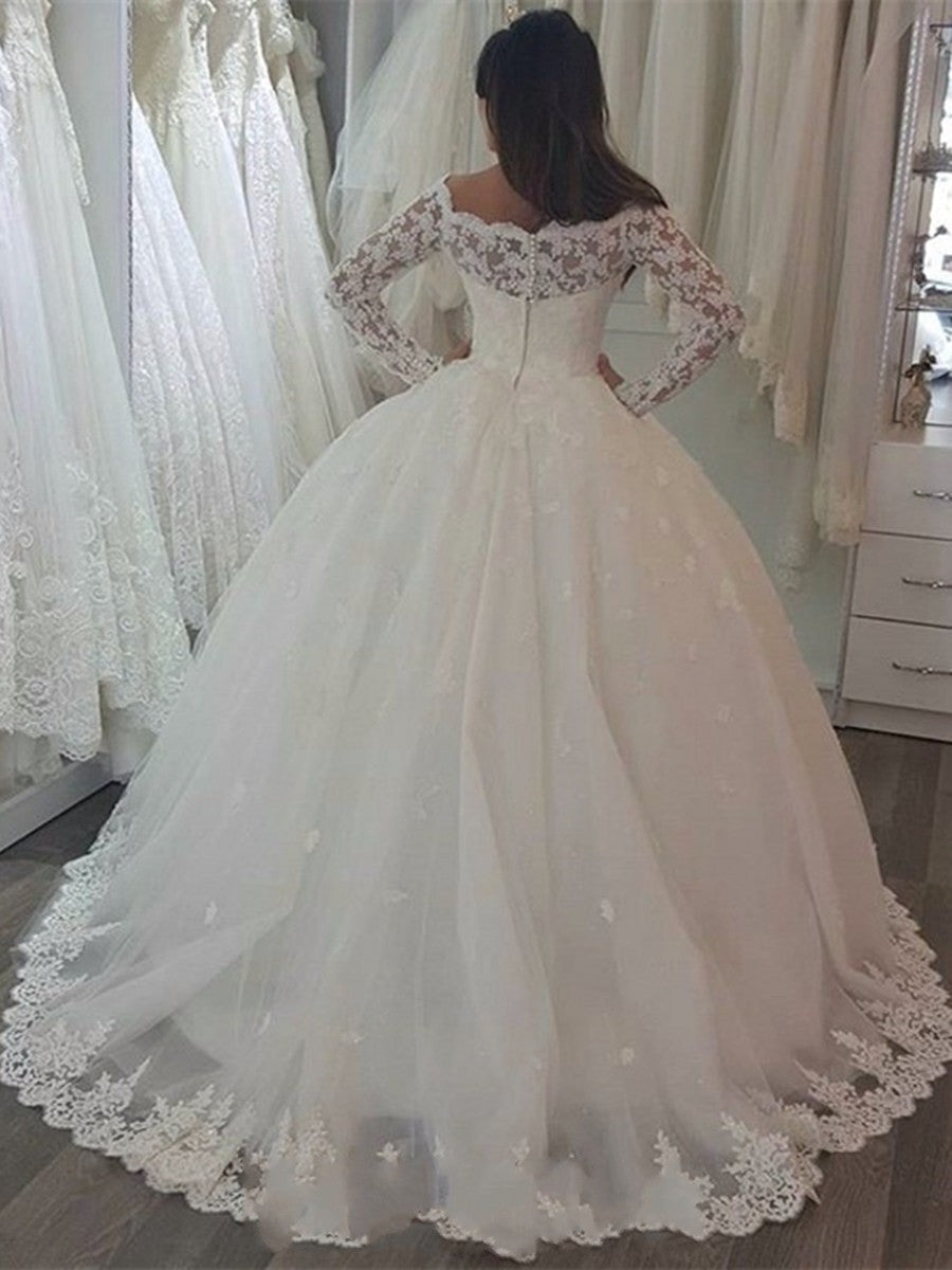 Vestido de novia princesa de manga larga con hombros descubiertos y apliques de encaje.
