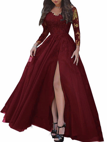 Robe de bal en dentelle à manches longues, coupe trapèze, encolure bateau, traîne et fente.